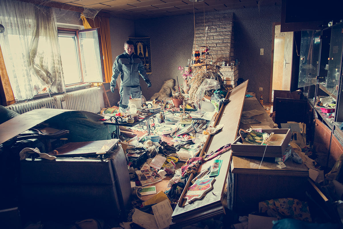 Überall Müll in einem Messi-Wohnhaus -Das Wohnzimmer